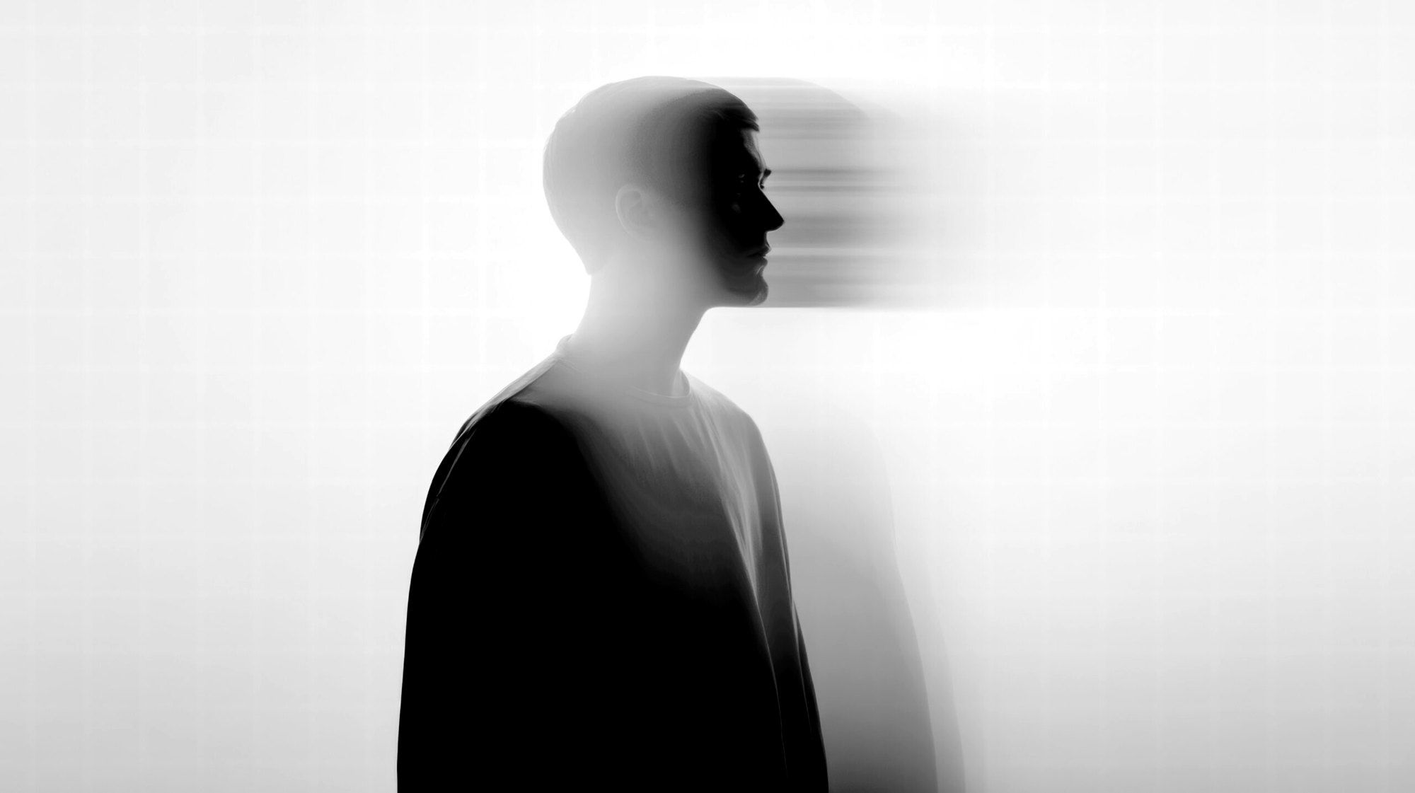 Profil eines Menschen in Bewegungsunschärfe, schwarzweiß